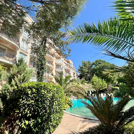 In A Luxurious Complex In Sunny *